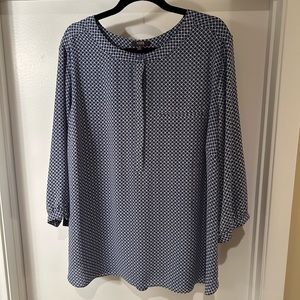 NYDJ 3/4 Sleeve Split Neck Blouse in Blue/White Geometric Design - Size 2X.